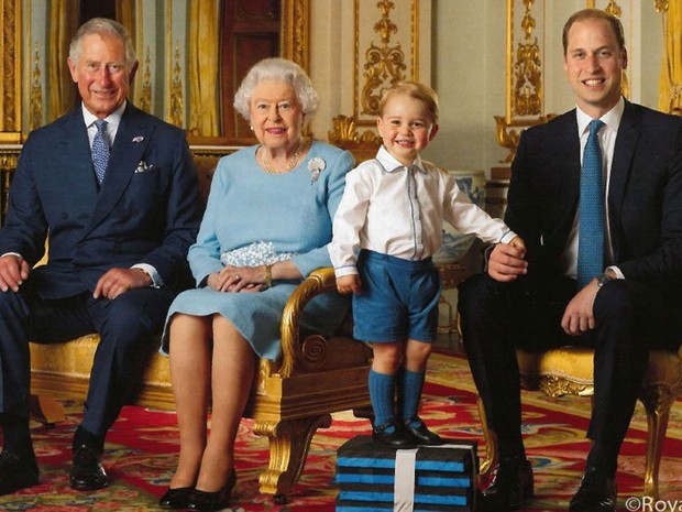 A perennial Rainha Elizabeth II, 92, seu filho BabyBoomer Charles, 69, o neto Millennial (Y) William, 35 e bisneto Geração A, George, 4 anos (Foto: Royal Mail/Reprodução