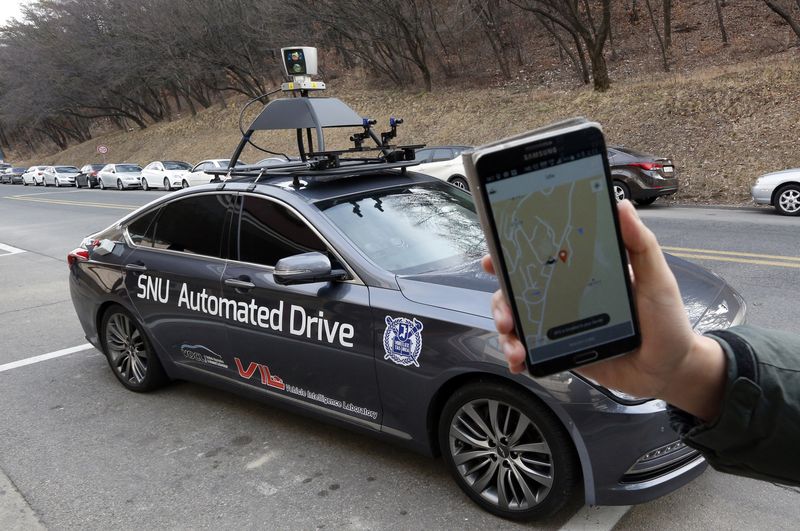 Um pesquisador do Centro de Inteligência de Veículos da Universidade Nacional de Seul, mostra o aplicativo de smartphone para o carro autônomo. AP Photo/Lee Jin-man